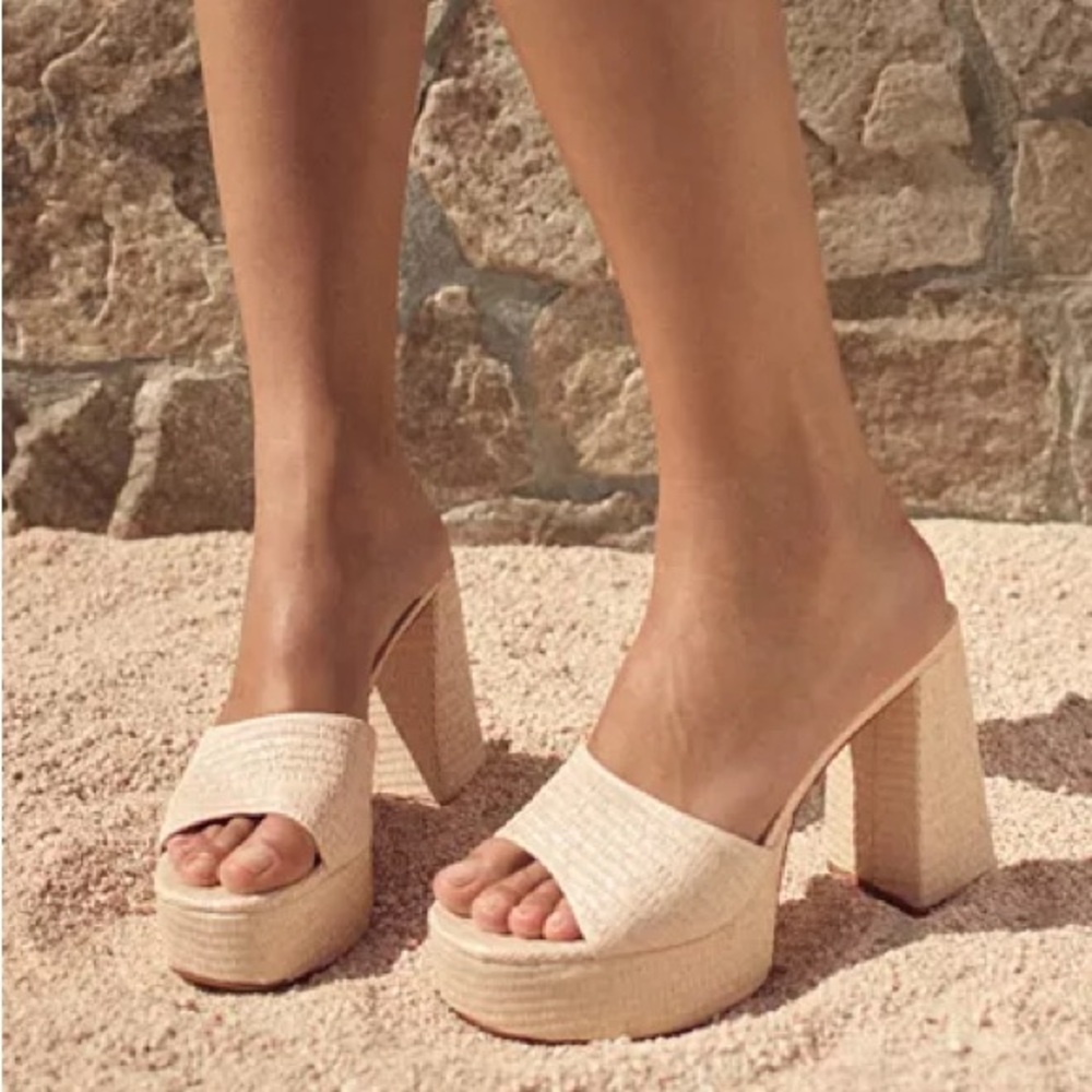 Larroudé Dolly Mule In Natural Raffia NWOT